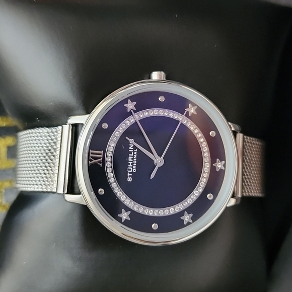NWT WOMAN'S LUXURY WATCH - Picture 1 of 5